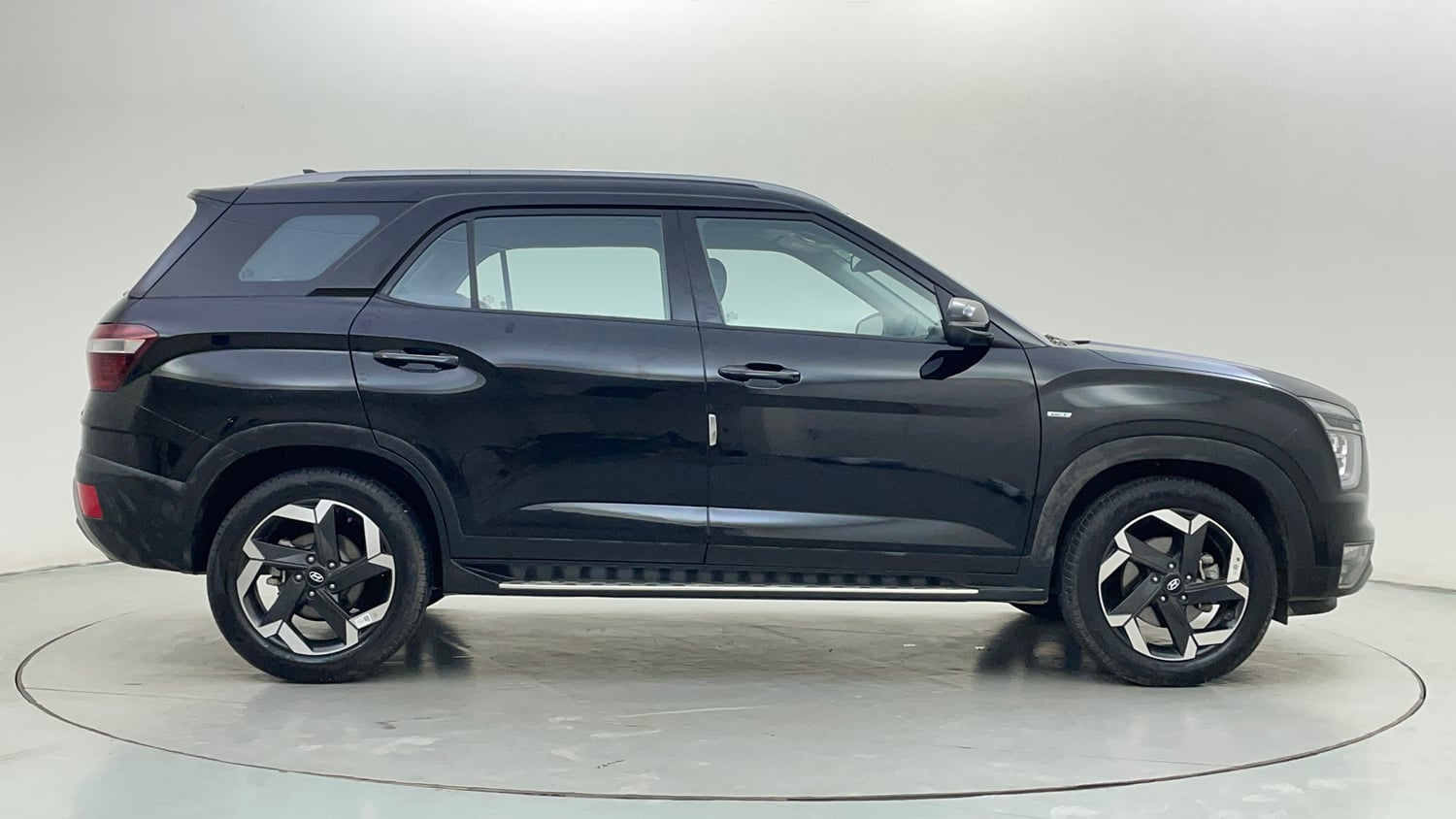 Used 2023 Hyundai Alcazar Signature (O) 6 STR 1.5 Petrol DCT Petrol Automatic exterior RIGHT SIDE VIEW