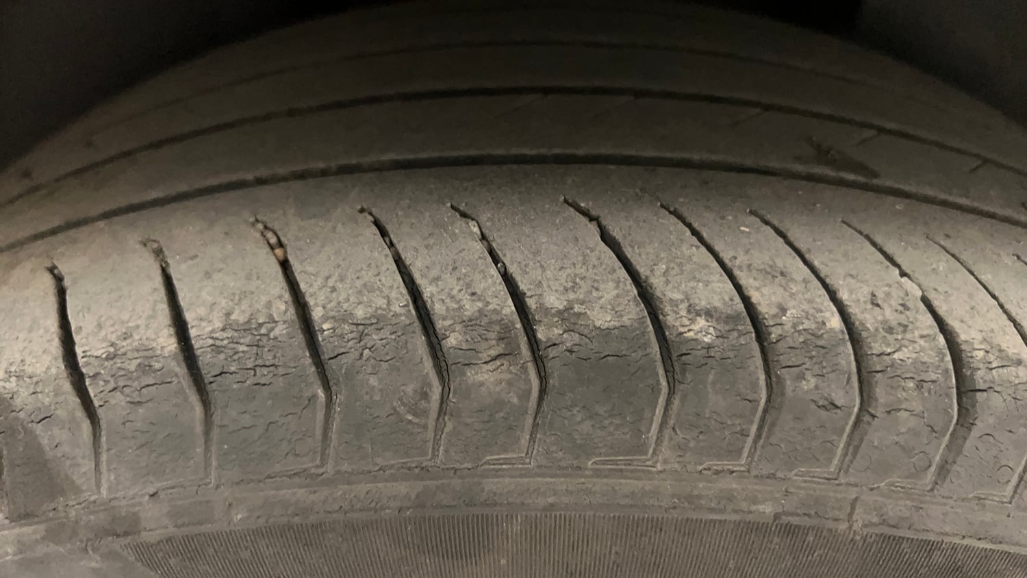 Used 2024 Volkswagen Taigun Topline 1.0 TSI AT Petrol Automatic tyres RIGHT REAR TYRE TREAD VIEW