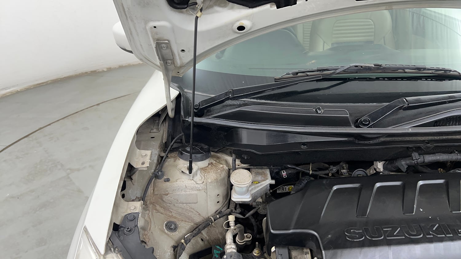 Used 2019 Maruti Suzuki Dzire VDi AMT Diesel Automatic engine ENGINE RIGHT SIDE HINGE & APRON VIEW