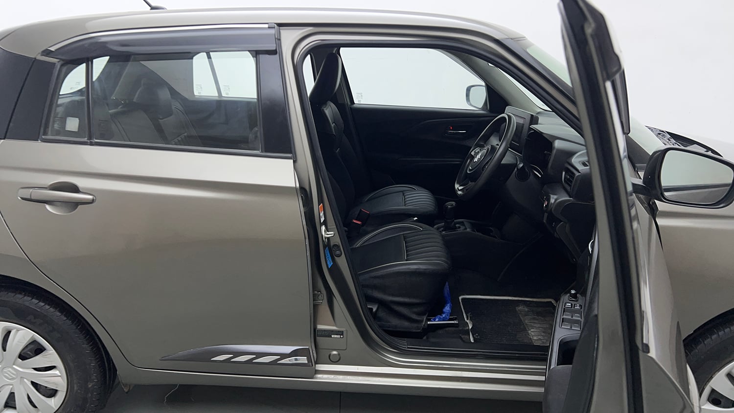 Used 2024 Maruti Suzuki Swift VXi (O) AMT Petrol Automatic interior RIGHT SIDE FRONT DOOR CABIN VIEW
