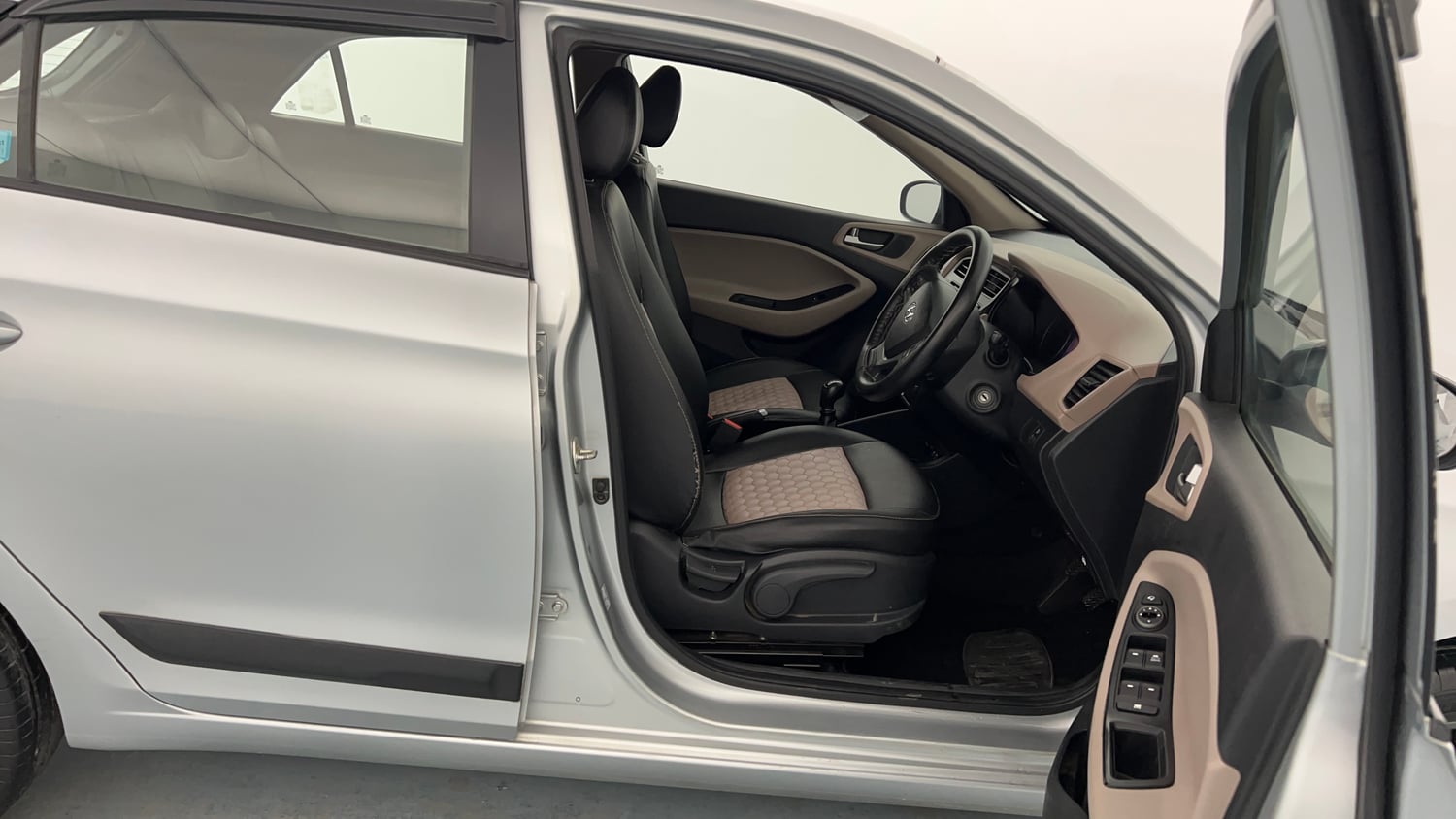 Used 2019 Hyundai Elite i20 Sportz Plus 1.2 Petrol Manual interior RIGHT SIDE FRONT DOOR CABIN VIEW