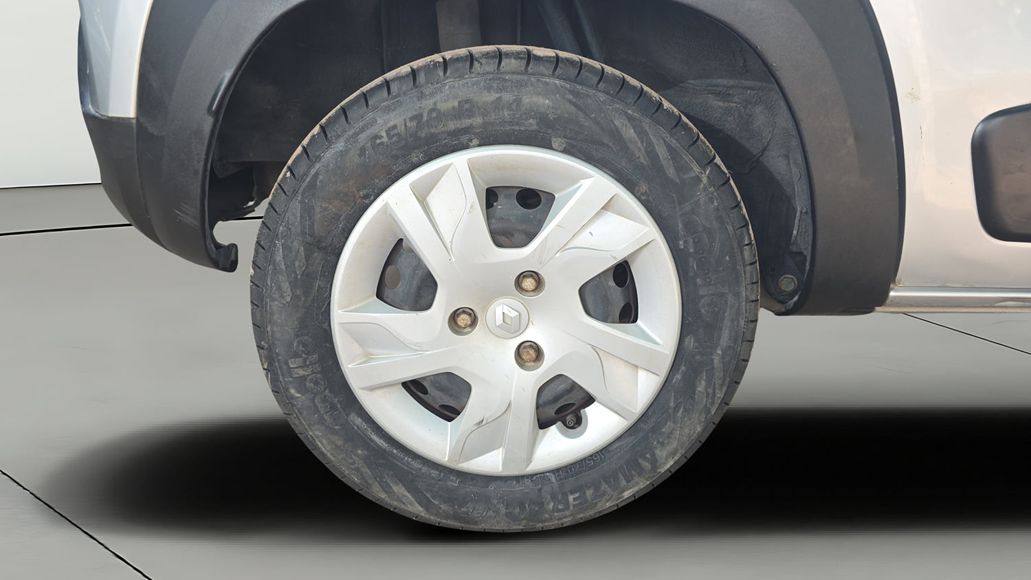 Used 2022 Renault Kwid RXL (O) 0.8 Petrol Manual tyres RIGHT REAR TYRE RIM VIEW