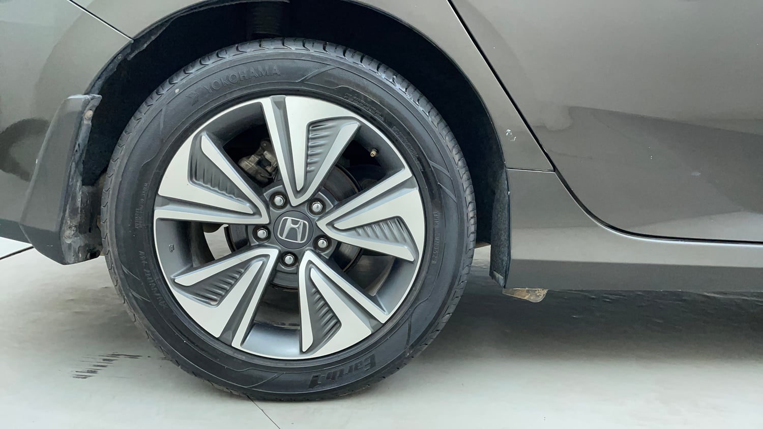 Used 2020 Honda Civic ZX CVT Petrol Petrol Automatic tyres RIGHT REAR TYRE RIM VIEW
