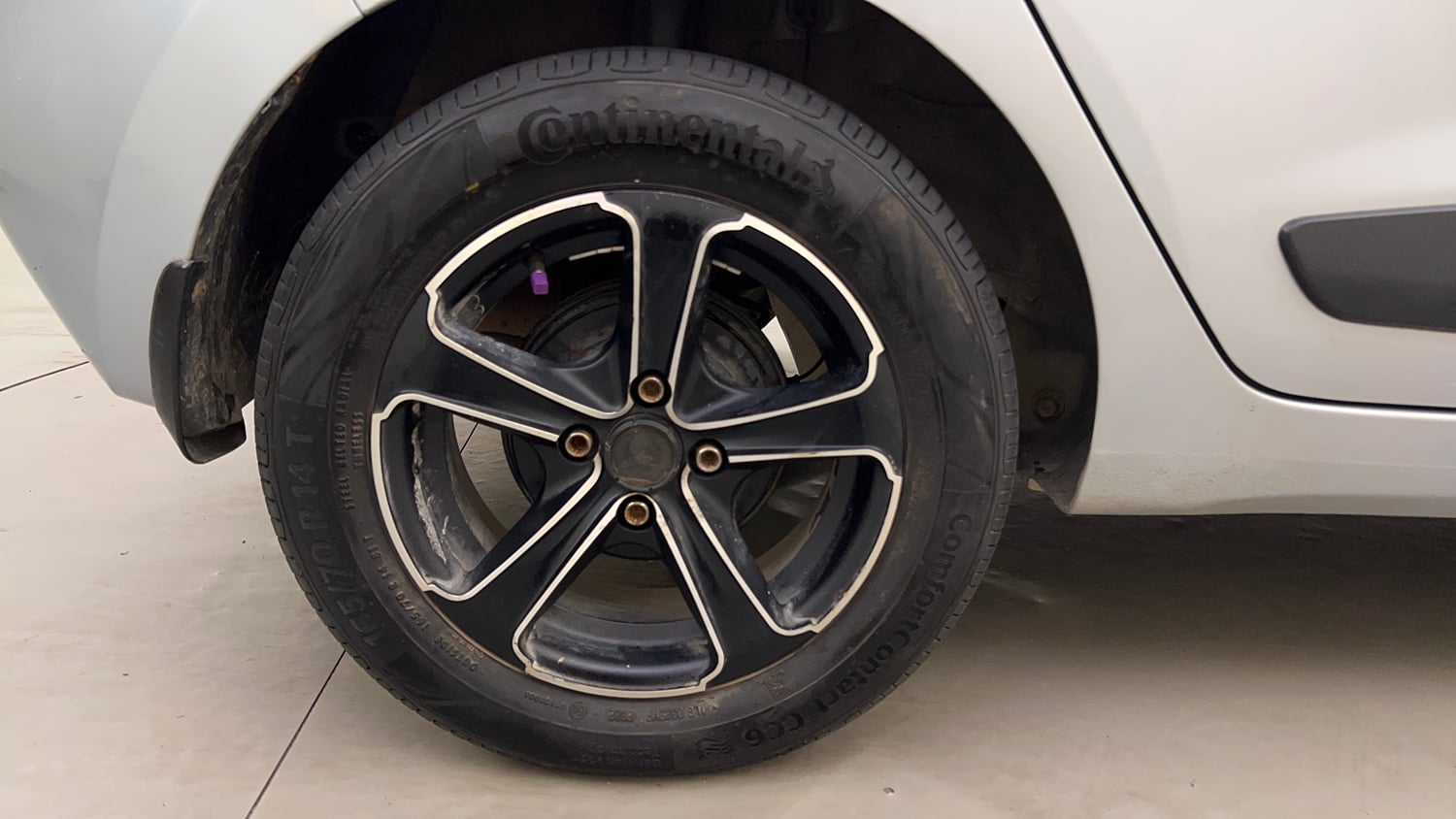 Used 2018 Hyundai Grand i10 Magna AT 1.2 Kappa VTVT Petrol Automatic tyres RIGHT REAR TYRE RIM VIEW