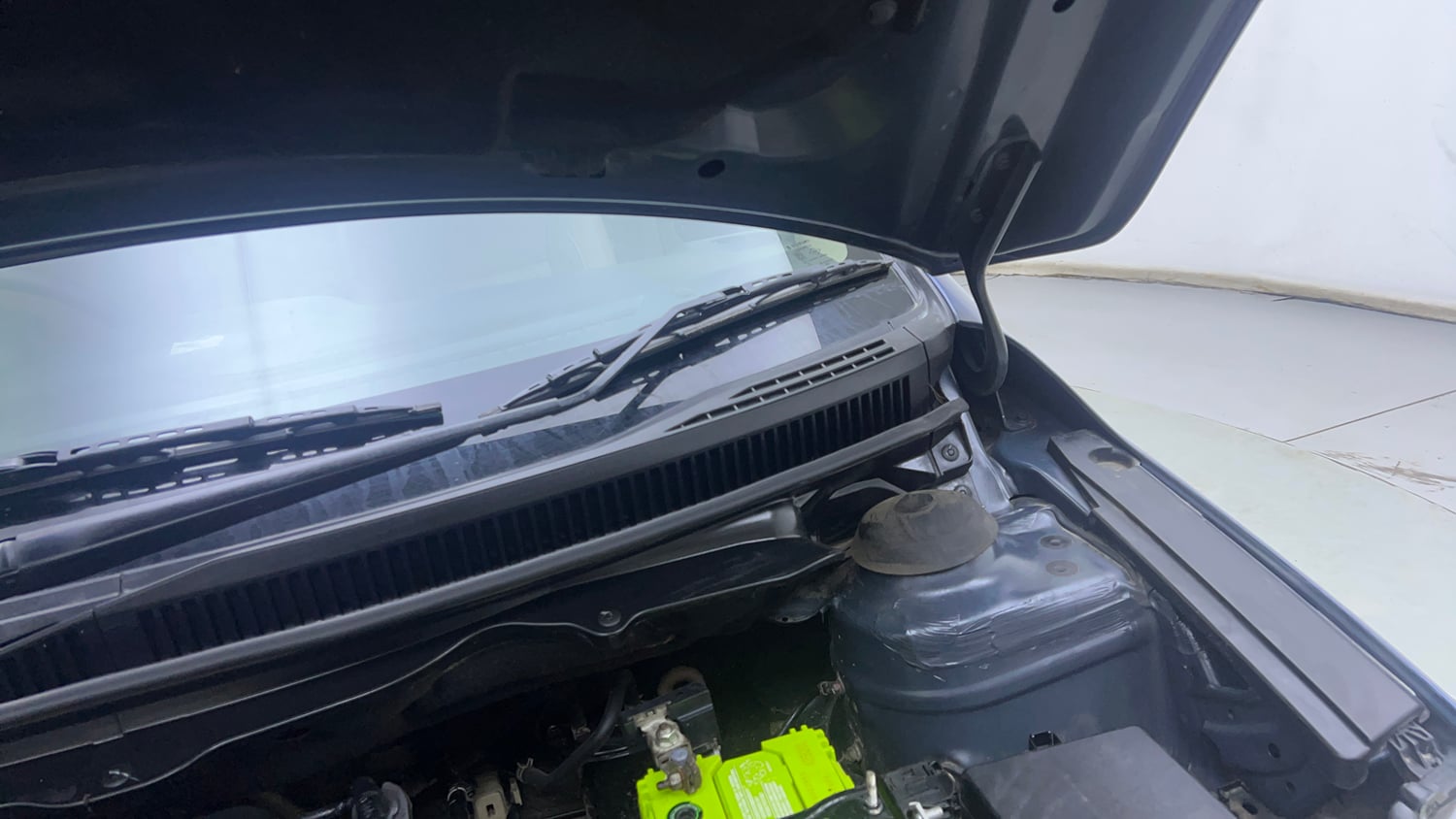Used 2018 Maruti Suzuki Ciaz Alpha 1.4 MT Petrol Manual engine ENGINE LEFT SIDE HINGE & APRON VIEW