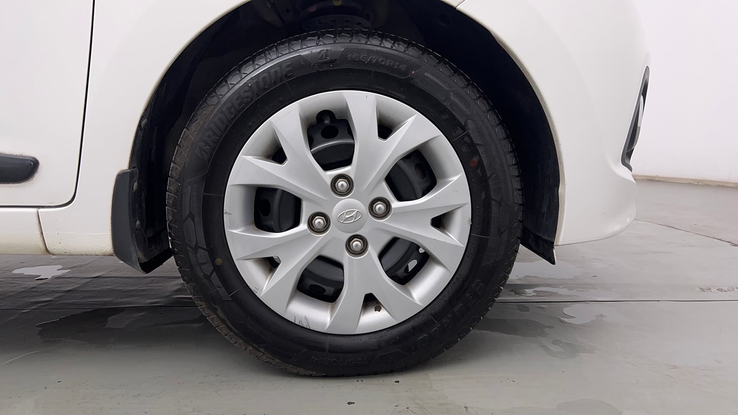 Used 2016 Hyundai Grand i10 Magna 1.2 Kappa VTVT Petrol Manual tyres RIGHT FRONT TYRE RIM VIEW