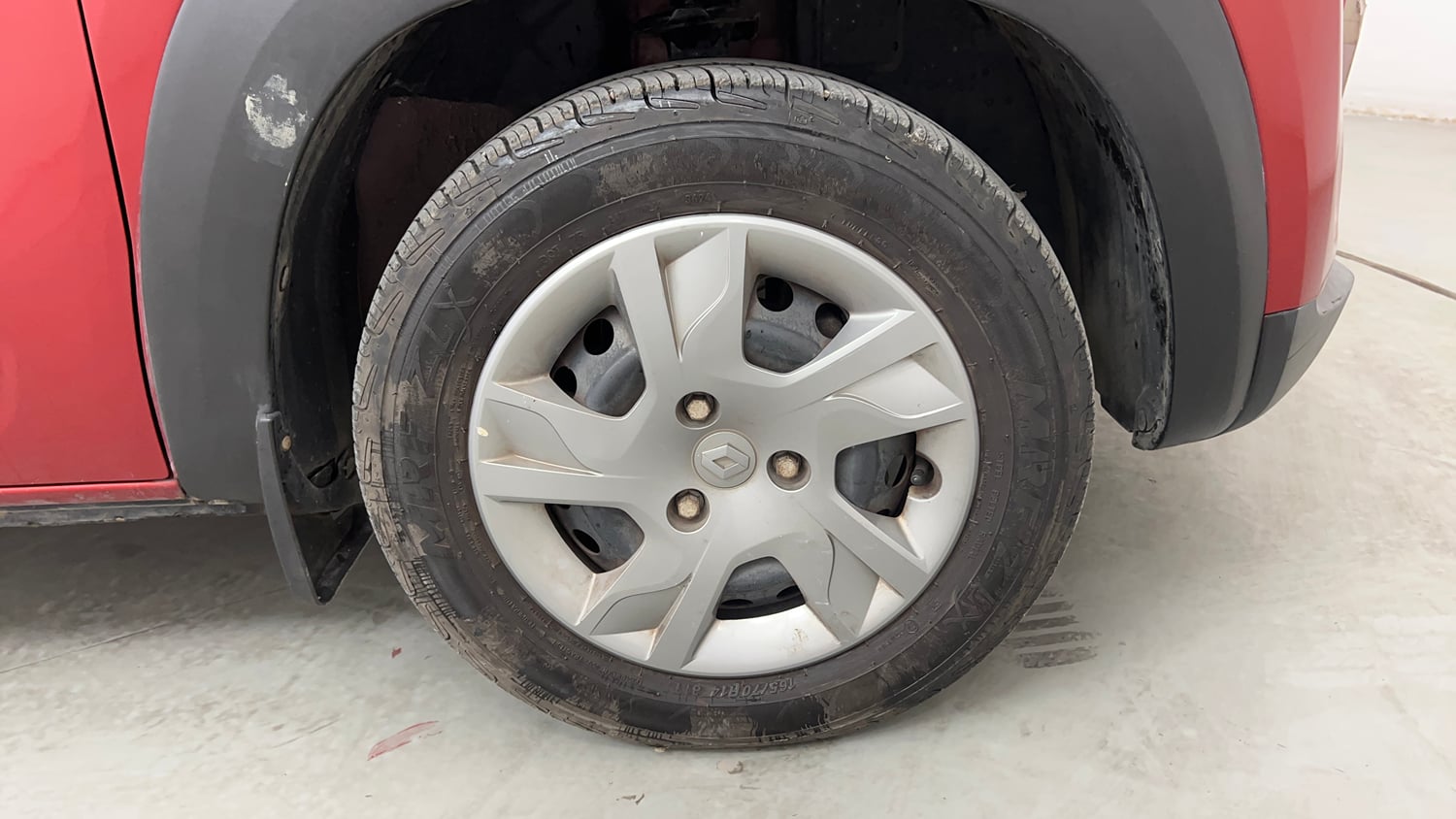 Used 2020 Renault Kwid 1.0 RXT AMT Opt Petrol Automatic tyres RIGHT FRONT TYRE RIM VIEW