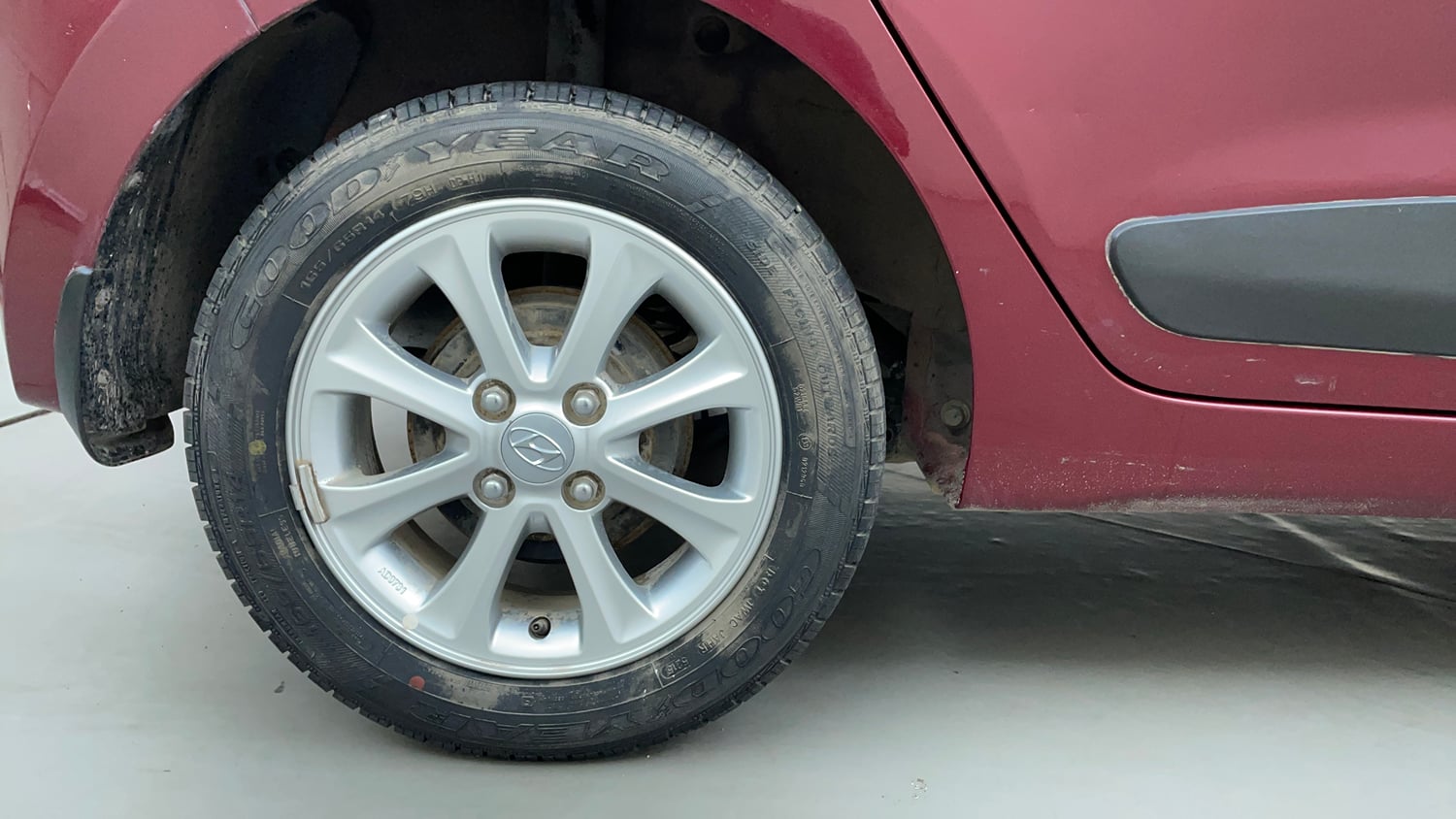 Used 2016 Hyundai Grand i10 Asta AT 1.2 Kappa VTVT Petrol Automatic tyres RIGHT REAR TYRE RIM VIEW