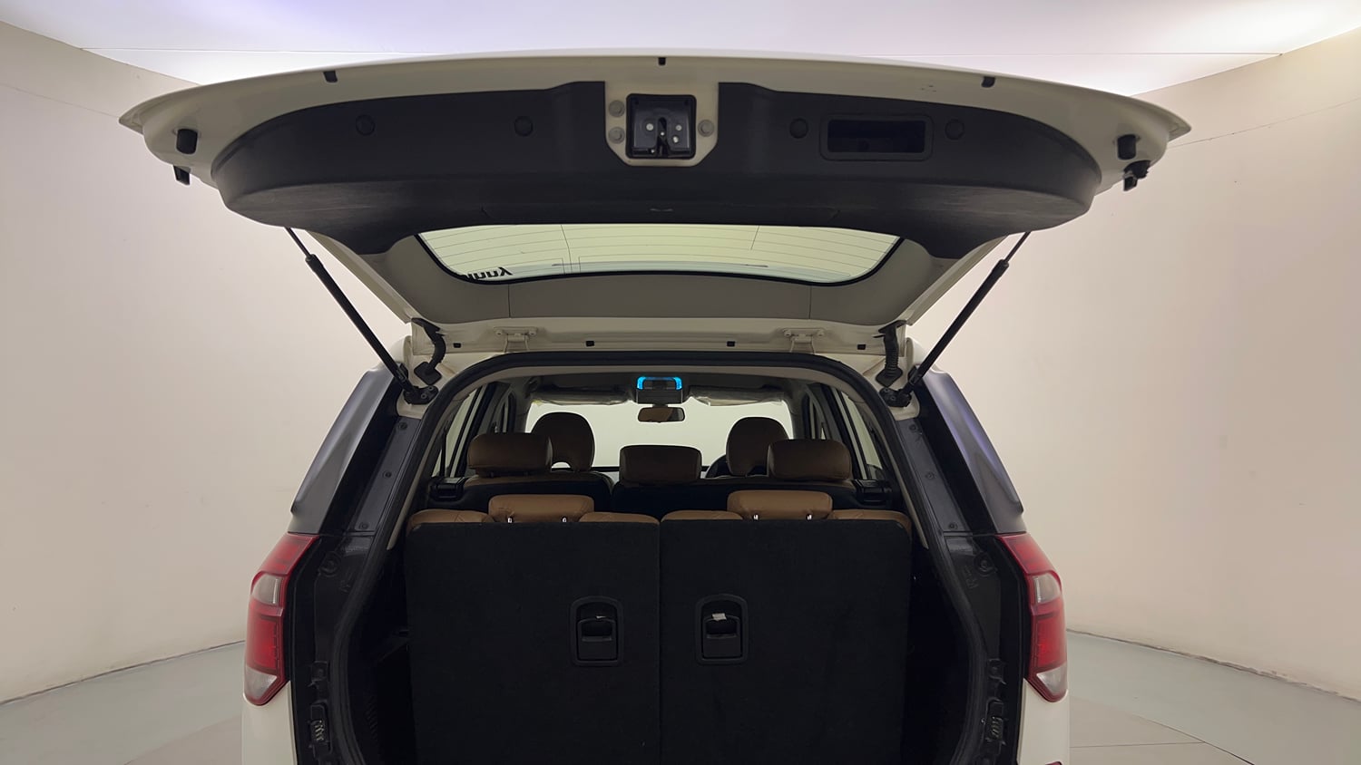 Used 2019 Mahindra XUV500 W7 Diesel Manual interior DICKY DOOR OPEN VIEW