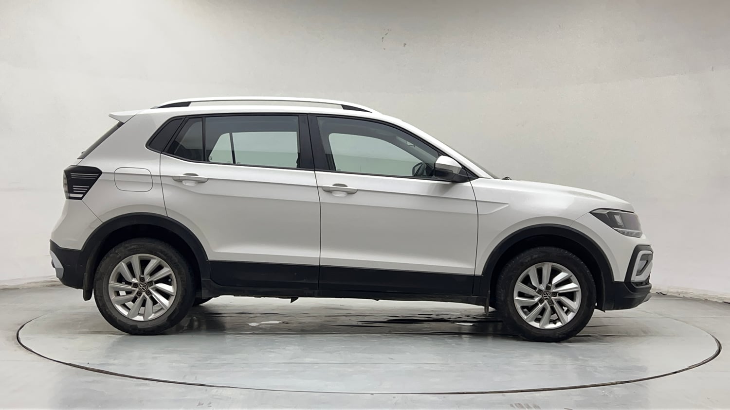 Used 2023 Volkswagen Taigun Highline 1.0 TSI MT Petrol Manual exterior RIGHT SIDE VIEW
