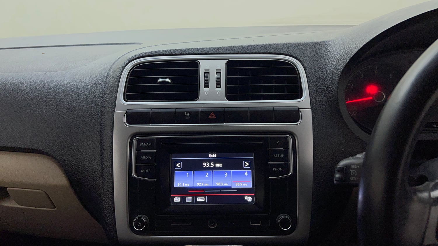 Used 2016 Volkswagen Polo Highline1.2L (P) Petrol Manual top_features Touch screen infotainment system