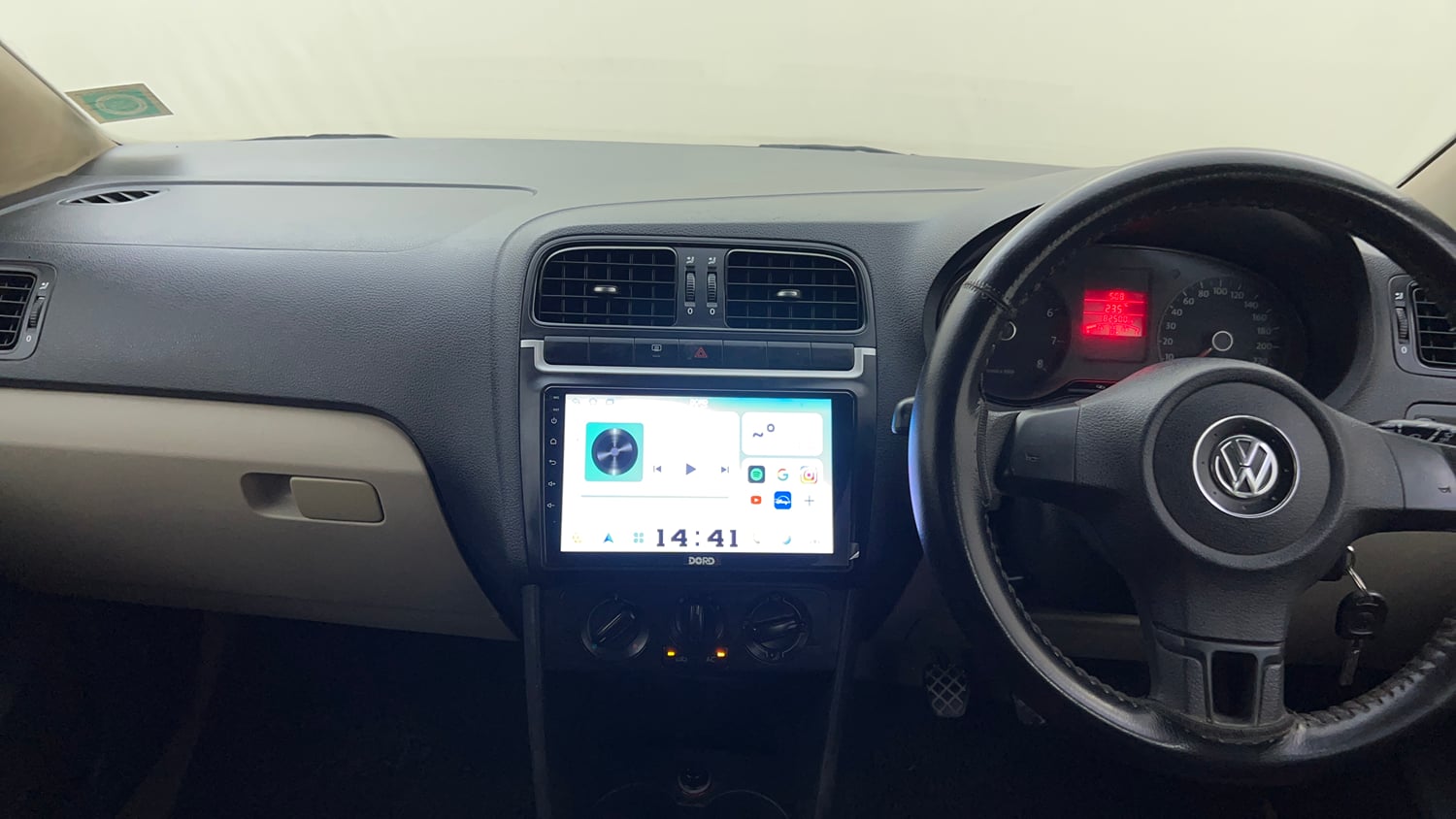 Used 2013 Volkswagen Polo Comfortline 1.2L (P) Petrol Manual interior MUSIC SYSTEM & AC CONTROL VIEW