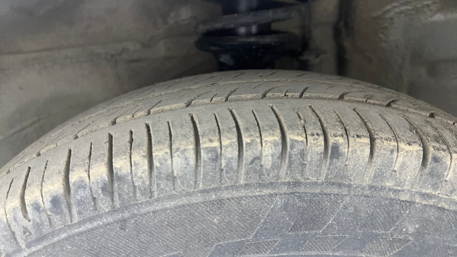 Used 2014 Maruti Suzuki Alto 800 Lxi Petrol Manual tyres LEFT FRONT TYRE TREAD VIEW