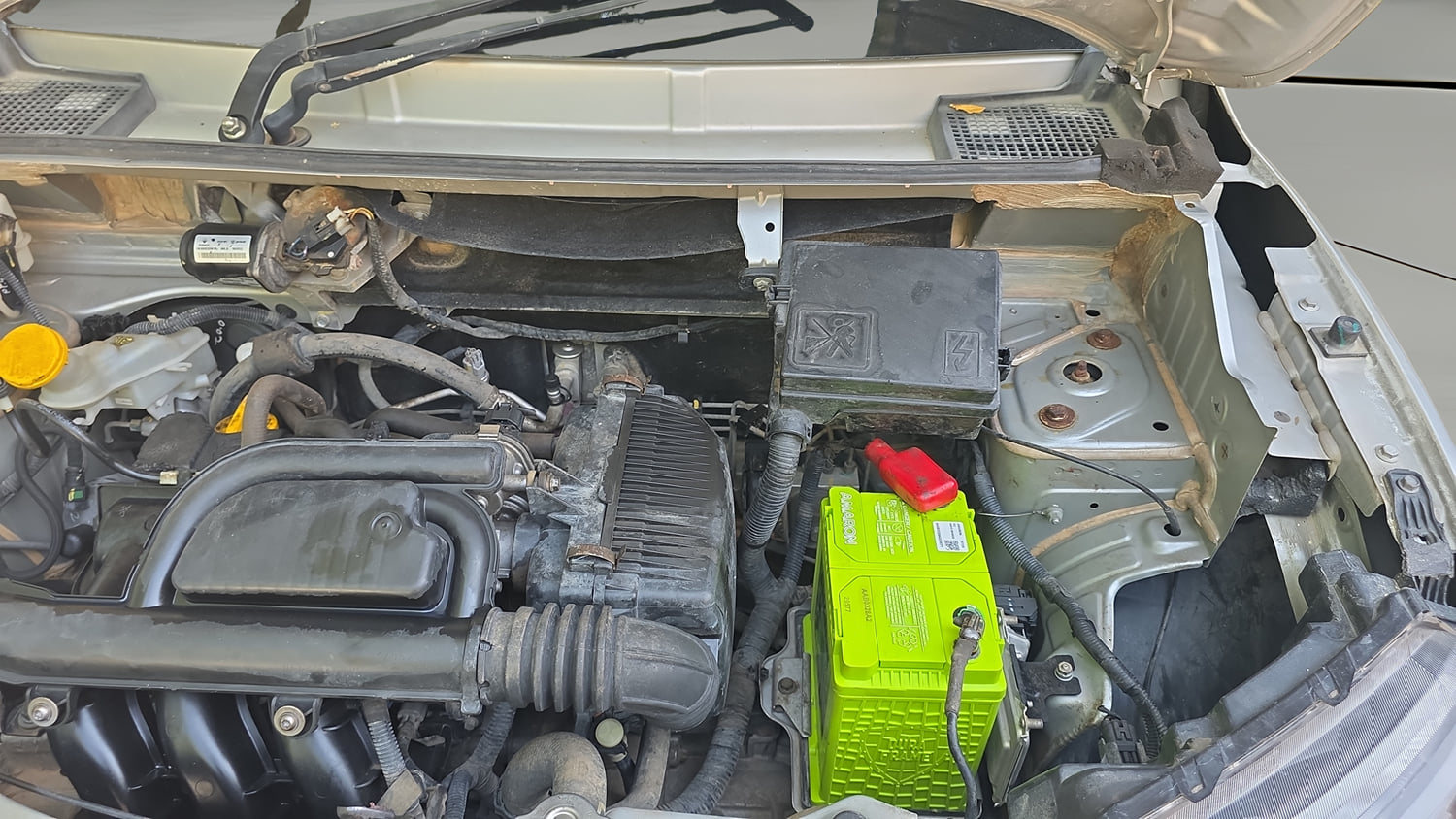 Used 2022 Renault Kwid RXL (O) 0.8 Petrol Manual engine ENGINE LEFT SIDE HINGE & APRON VIEW