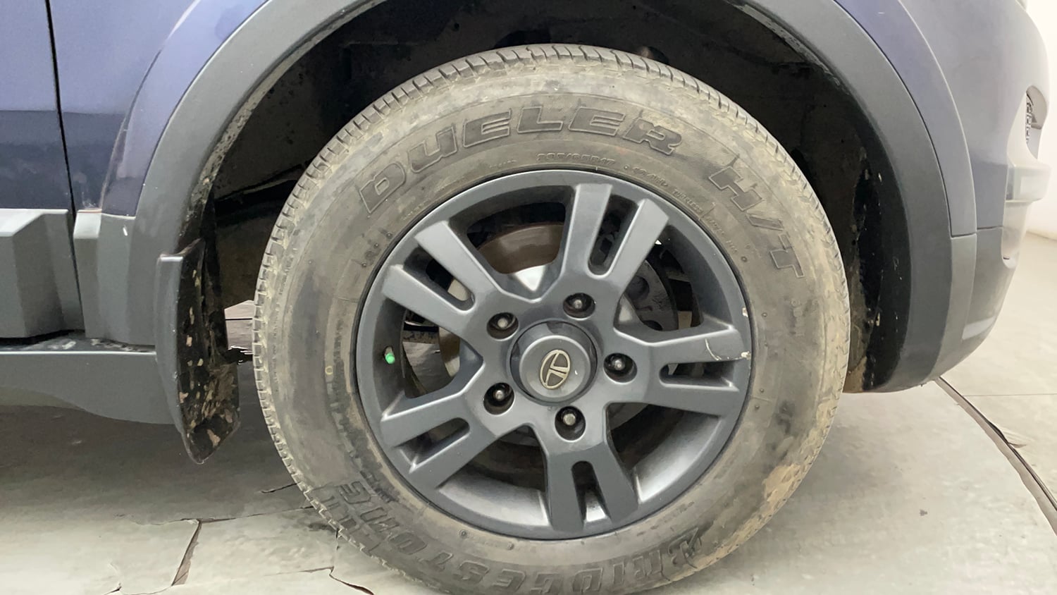 Used 2019 Tata Hexa XTA 4x2 6 STR Diesel Automatic tyres RIGHT FRONT TYRE RIM VIEW