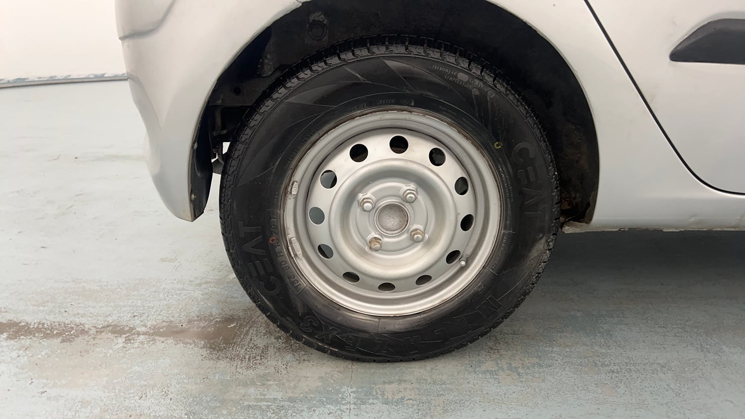 Used 2014 Hyundai i10 Magna 1.1 iRDE2 Petrol Manual tyres RIGHT REAR TYRE RIM VIEW