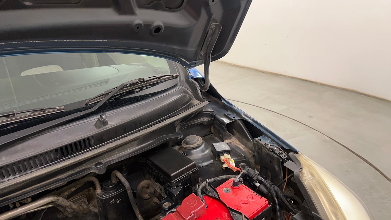 Used 2014 Maruti Suzuki Celerio VXi AMT Petrol Automatic engine ENGINE LEFT SIDE HINGE & APRON VIEW