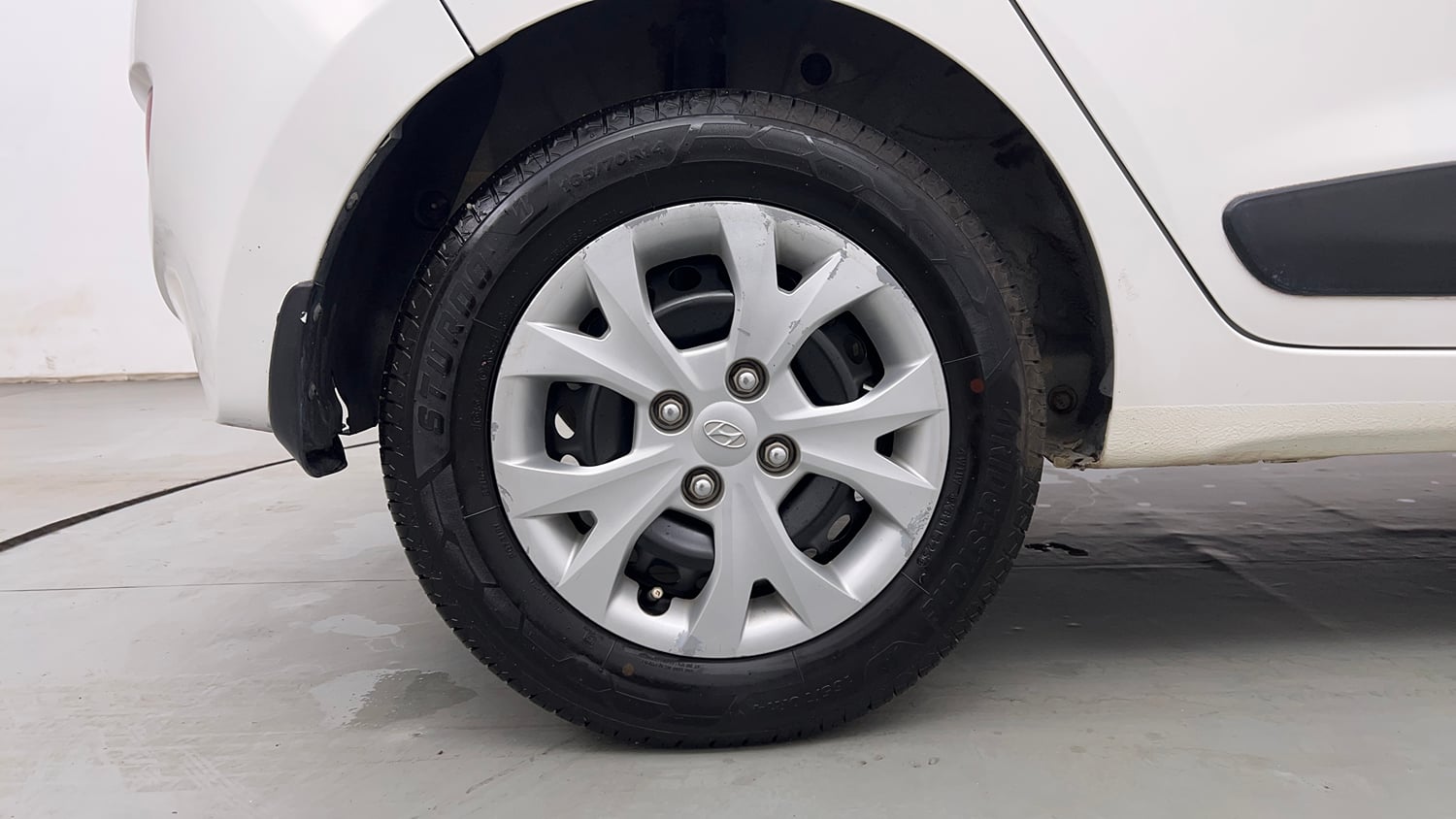 Used 2016 Hyundai Grand i10 Magna 1.2 Kappa VTVT Petrol Manual tyres RIGHT REAR TYRE RIM VIEW