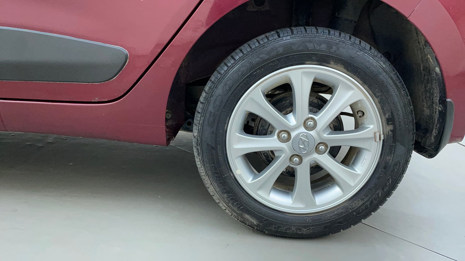 Used 2016 Hyundai Grand i10 Asta AT 1.2 Kappa VTVT Petrol Automatic tyres LEFT REAR TYRE RIM VIEW