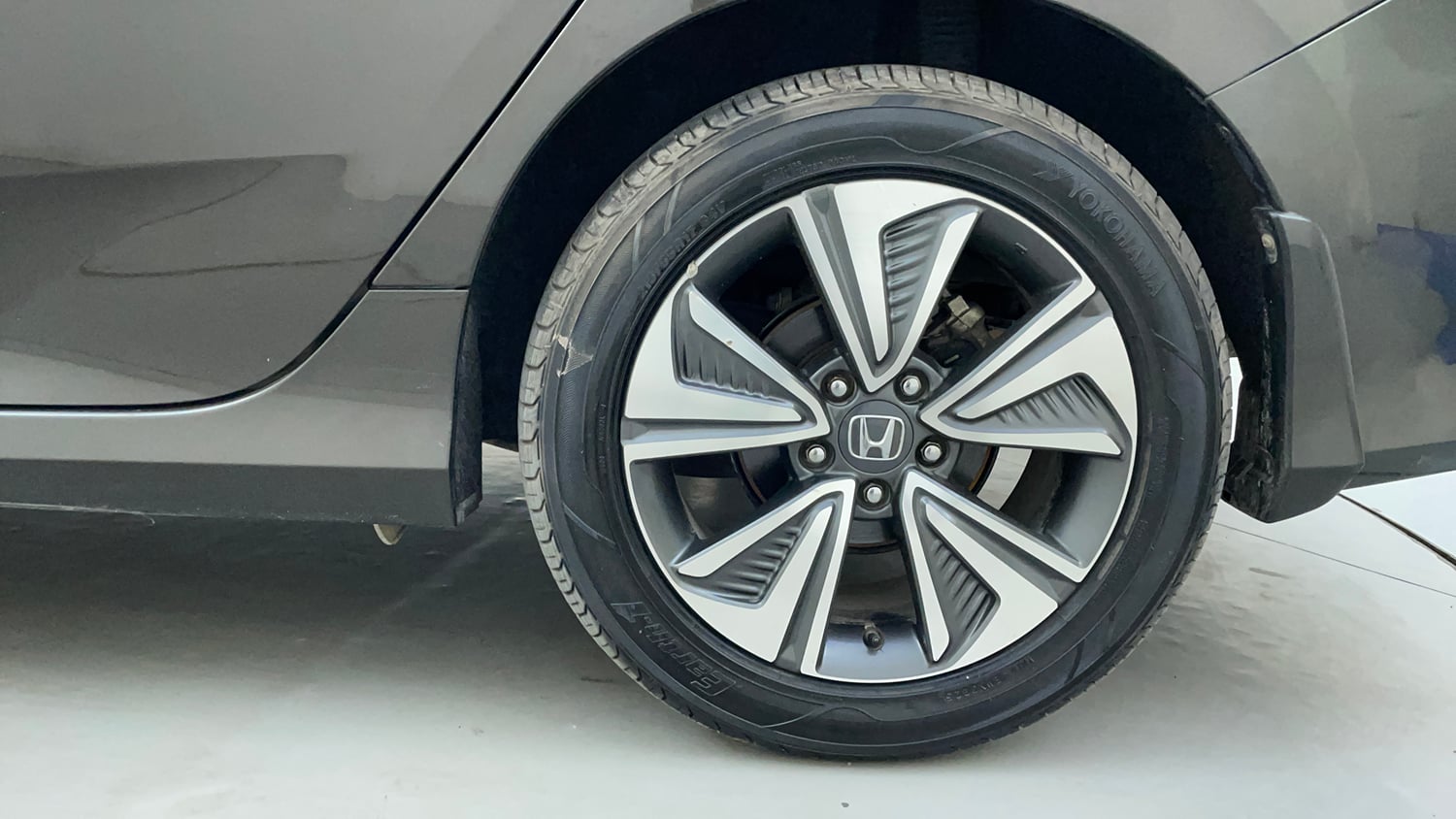 Used 2020 Honda Civic ZX CVT Petrol Petrol Automatic tyres LEFT REAR TYRE RIM VIEW