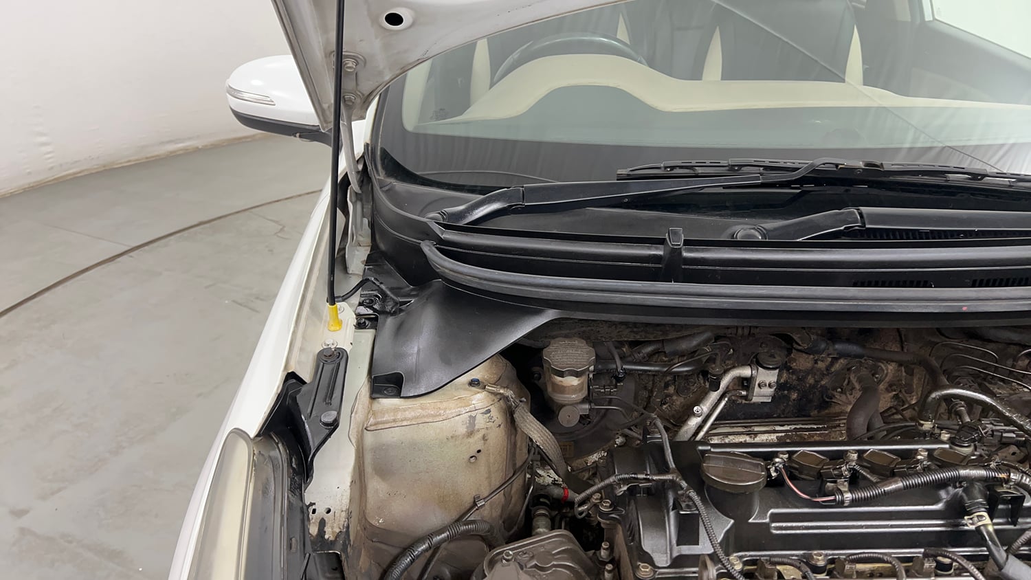Used 2019 Hyundai Elite i20 Asta 1.2 (O) Petrol Manual engine ENGINE RIGHT SIDE HINGE & APRON VIEW