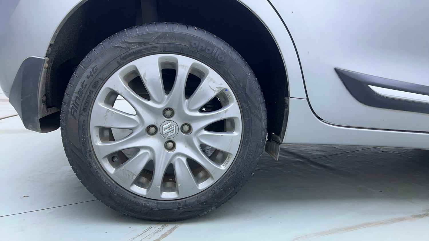 Used 2017 Maruti Suzuki Baleno Zeta 1.2 AT Petrol Automatic tyres RIGHT REAR TYRE RIM VIEW