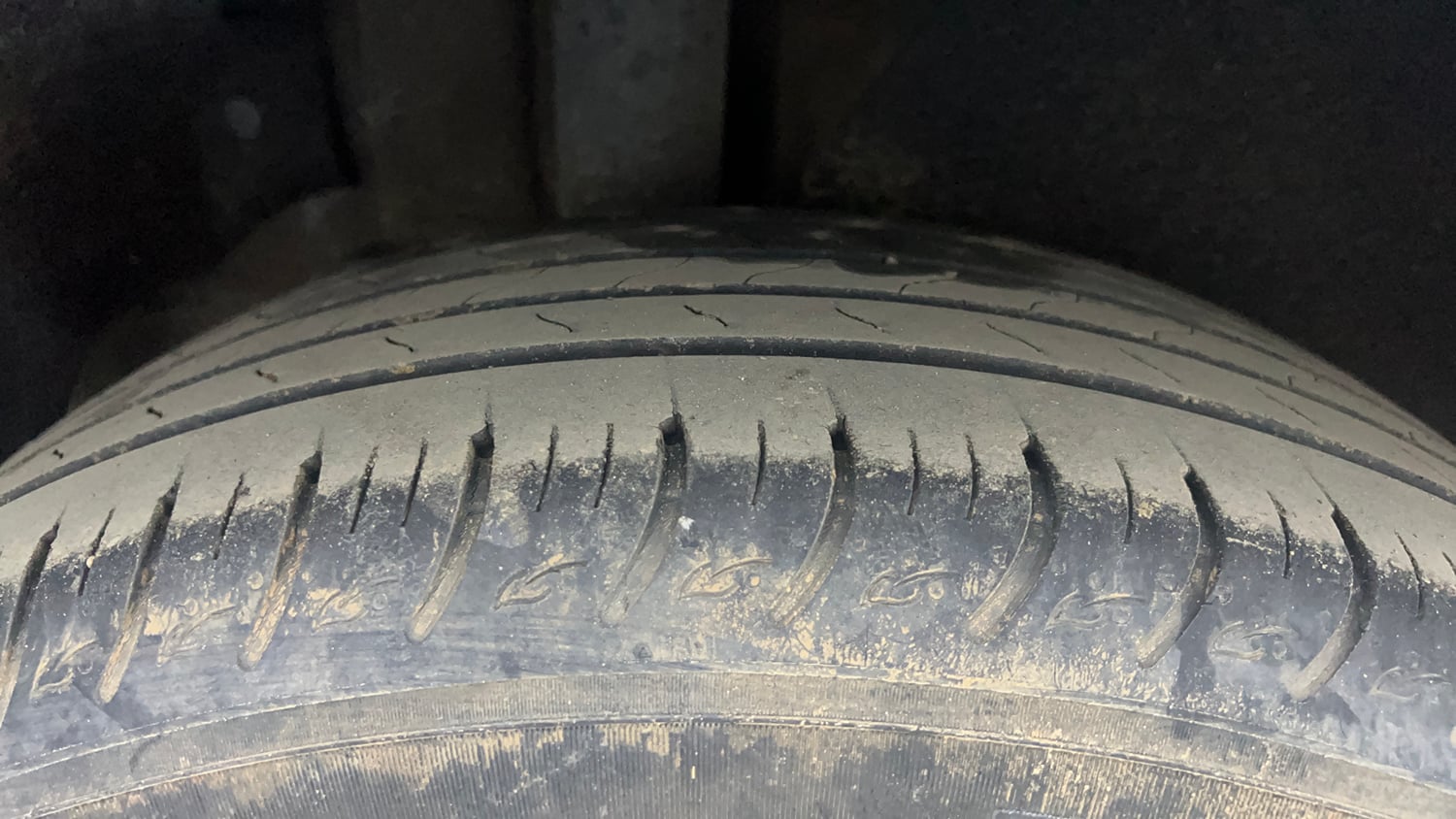 Used 2022 Kia Carens Prestige Plus 1.4 Petrol MT 7 STR Petrol Manual tyres RIGHT REAR TYRE TREAD VIEW