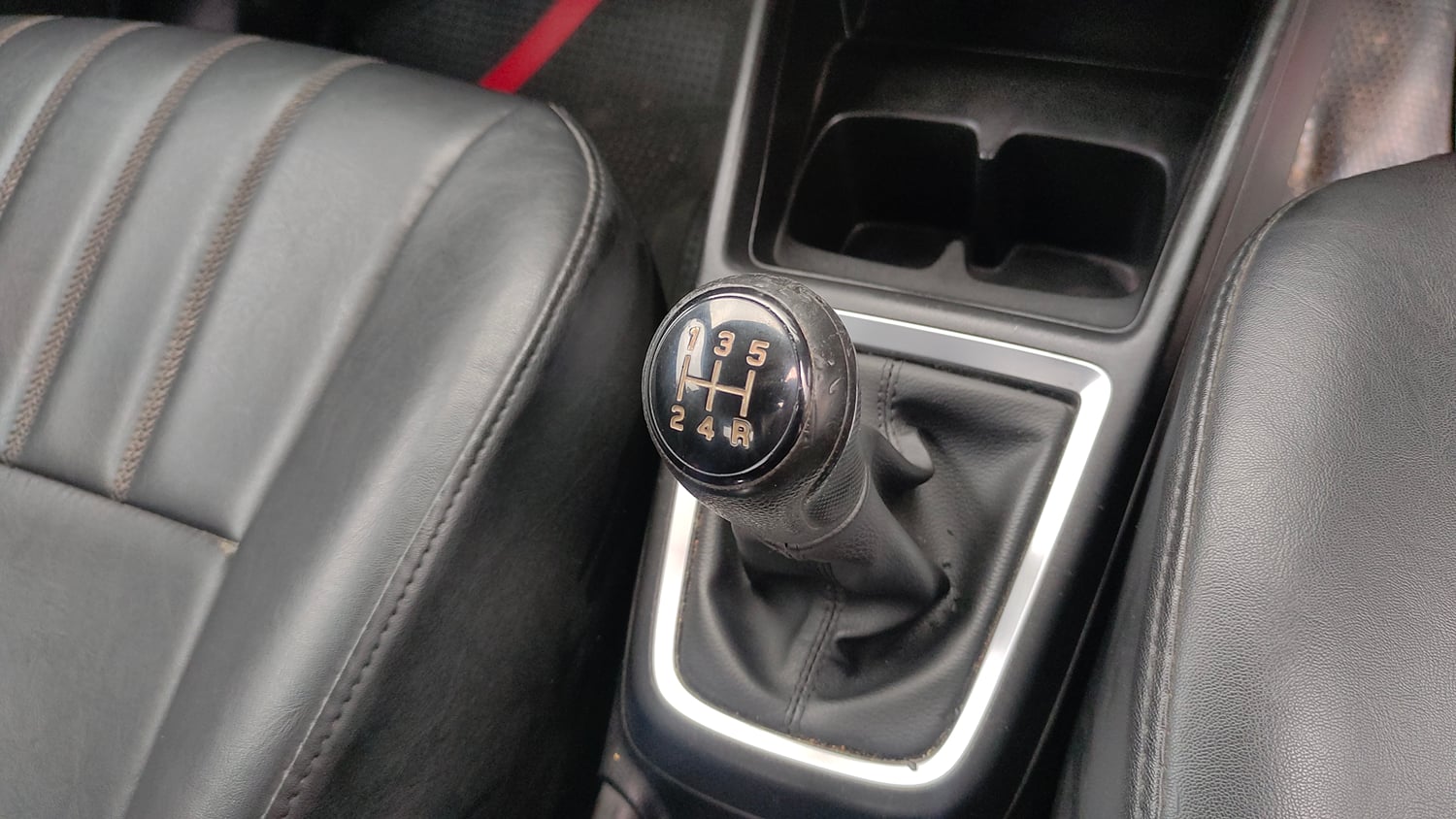 Used 2022 Maruti Suzuki Swift VXi Petrol Manual interior GEAR  KNOB VIEW