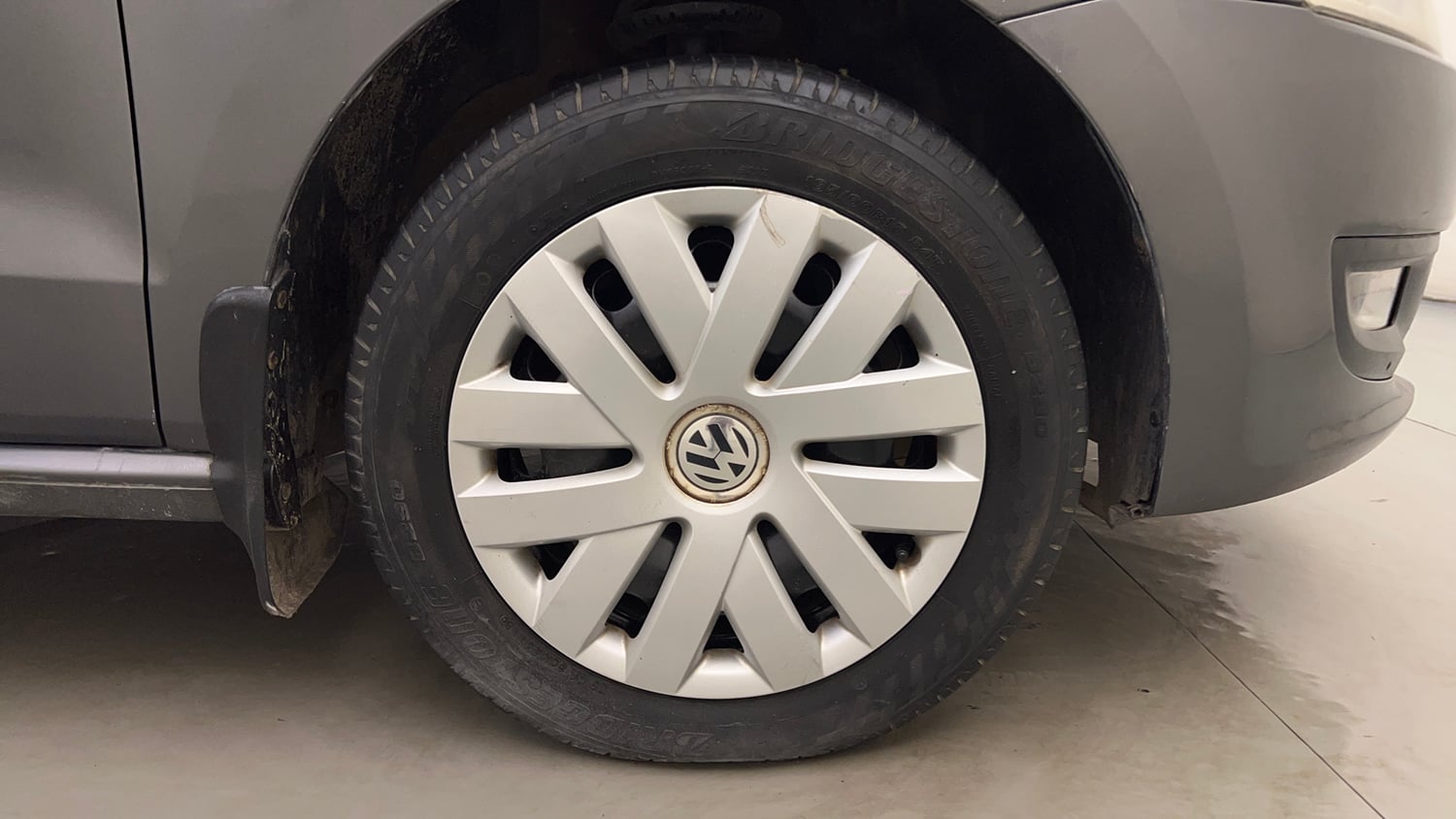 Used 2013 Volkswagen Polo Comfortline 1.2L (P) Petrol Manual tyres RIGHT FRONT TYRE RIM VIEW