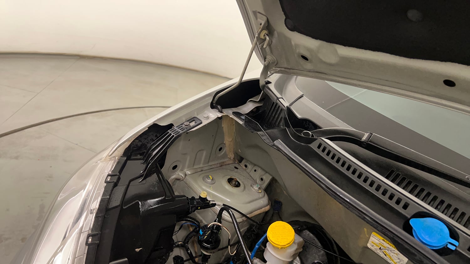 Used 2019 Datsun Redi-GO S 1.0 Petrol Manual engine ENGINE RIGHT SIDE HINGE & APRON VIEW