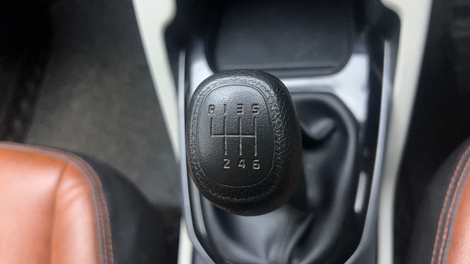 Used 2022 Kia Carens Prestige Plus 1.4 Petrol MT 7 STR Petrol Manual interior GEAR  KNOB VIEW