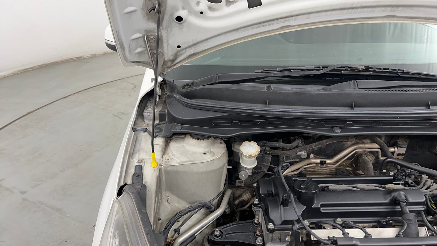 Used 2012 Hyundai i20 Sportz 1.2 Petrol Manual engine ENGINE RIGHT SIDE HINGE & APRON VIEW