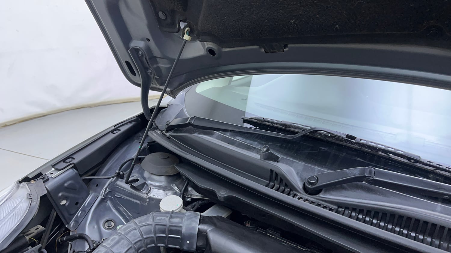 Used 2021 Maruti Suzuki Baleno Zeta Petrol Manual engine ENGINE RIGHT SIDE HINGE & APRON VIEW