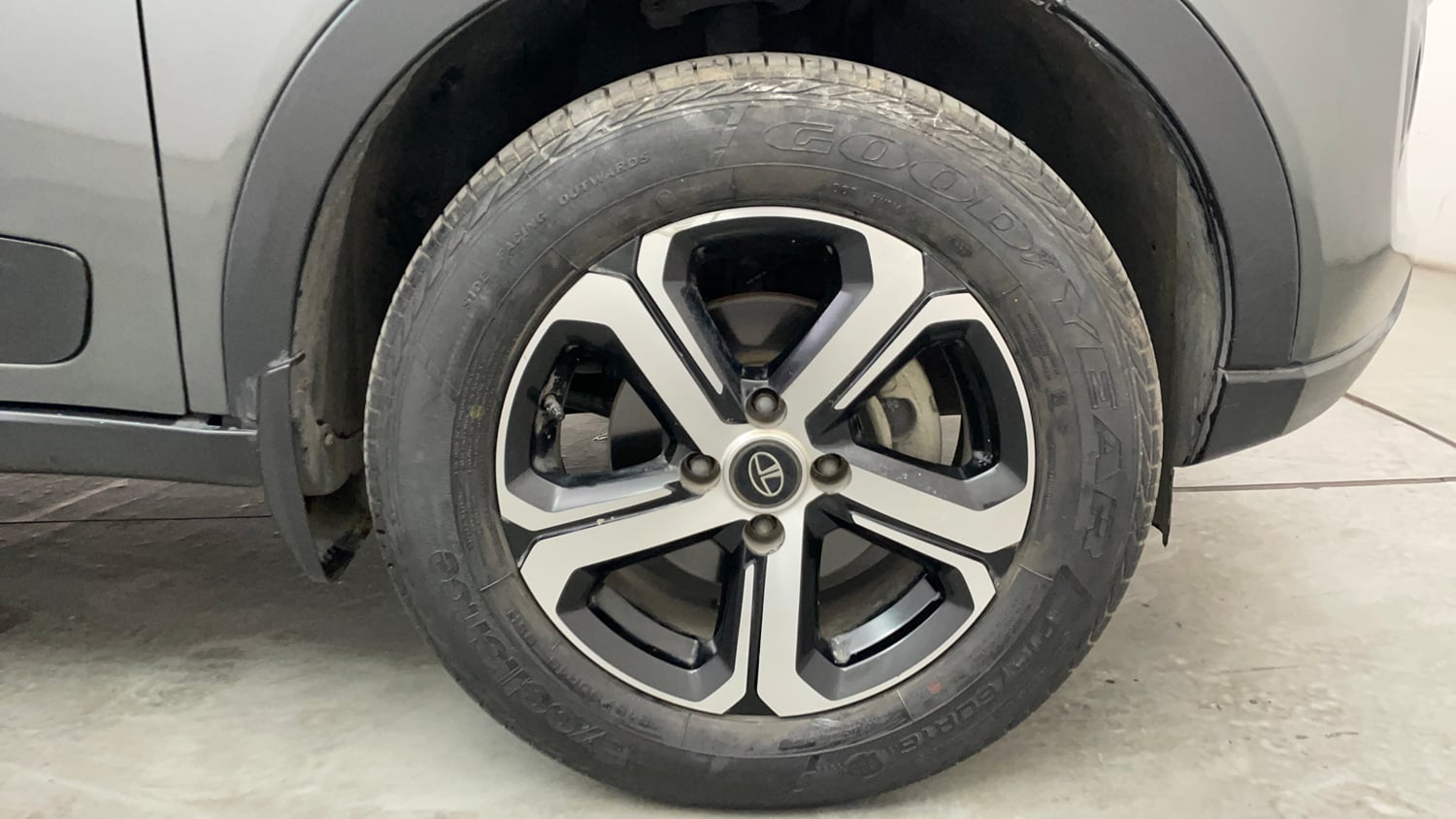 Used 2022 Tata Nexon XZA Plus (O) Petrol Automatic tyres RIGHT FRONT TYRE RIM VIEW