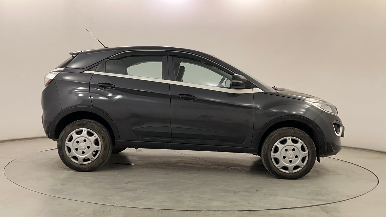 Used 2019 Tata Nexon XM Petrol Manual exterior RIGHT SIDE VIEW