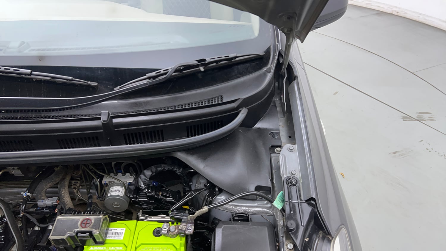 Used 2020 Hyundai Elite i20 Magna Plus 1.2 Petrol Manual engine ENGINE LEFT SIDE HINGE & APRON VIEW
