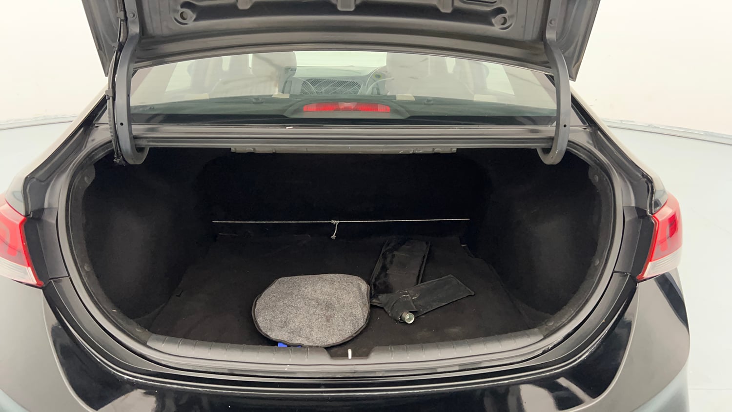Used 2019 Hyundai Verna SX Plus 1.6 VTVT AT Petrol Automatic interior DICKY INSIDE VIEW