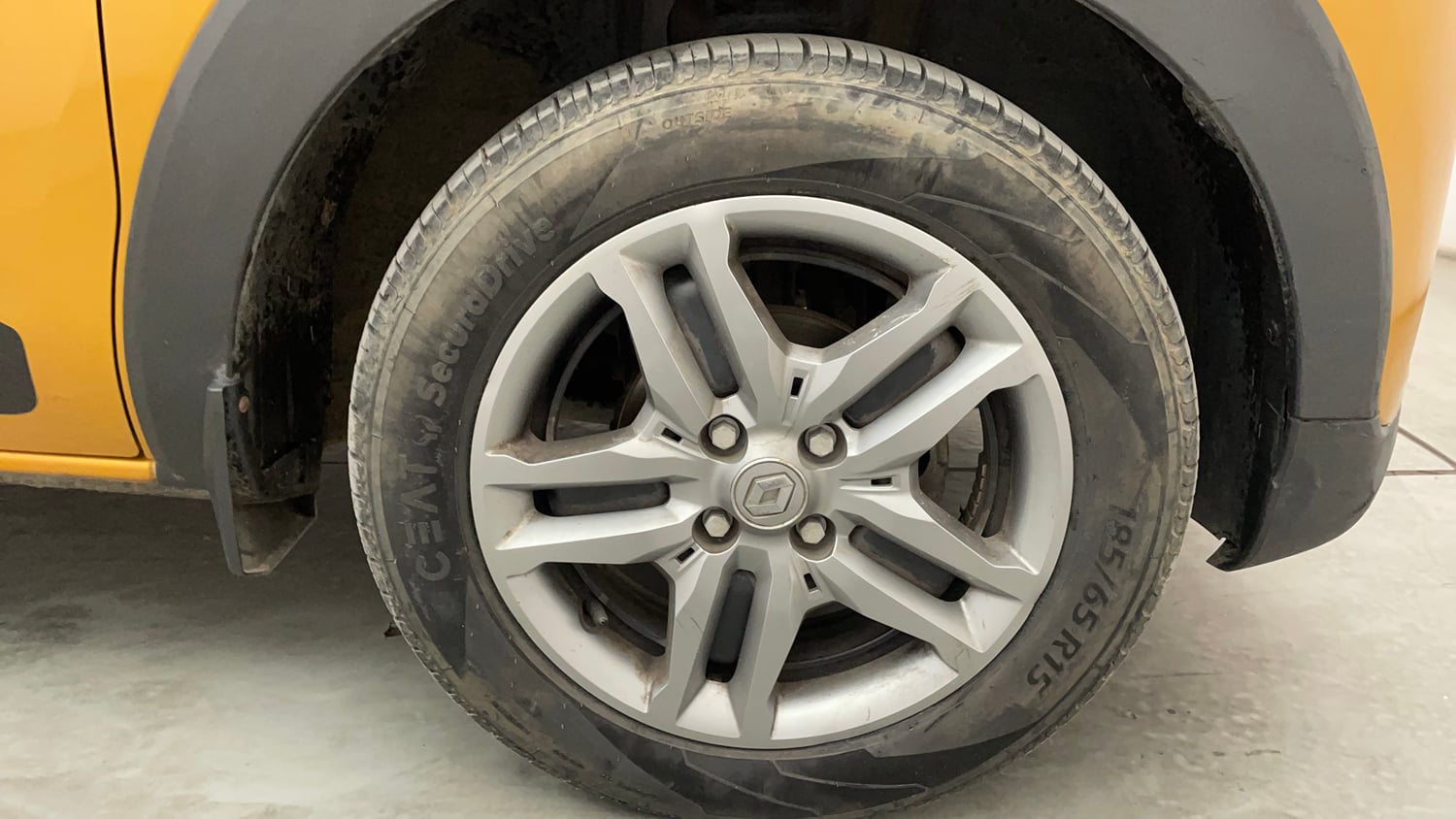 Used 2020 Renault Triber RXZ EASY-R AMT Petrol Automatic tyres RIGHT FRONT TYRE RIM VIEW