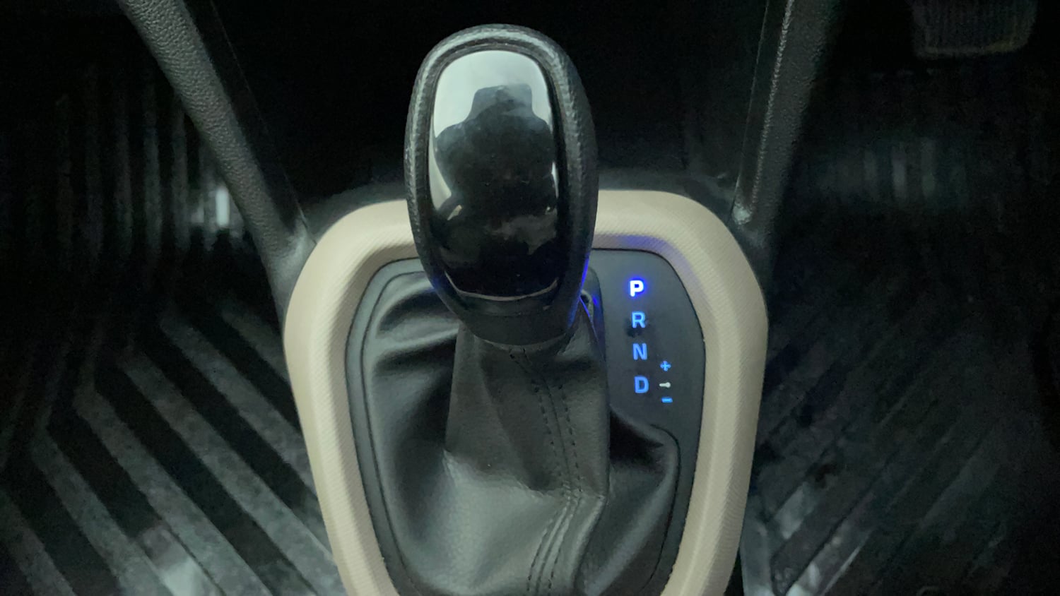 Used 2019 Hyundai Grand i10 Sportz AT 1.2 Kappa VTVT Petrol Automatic interior GEAR  KNOB VIEW
