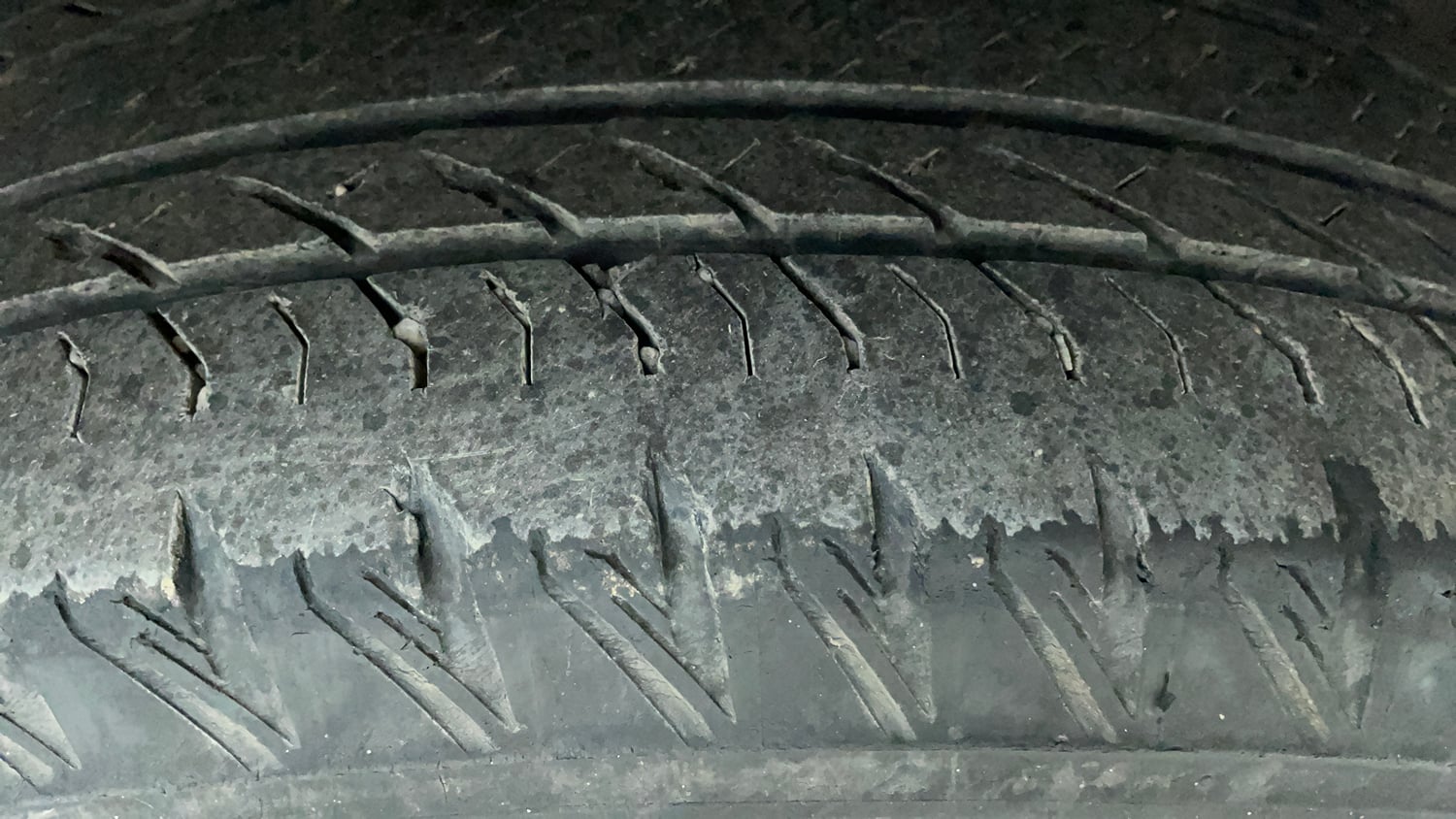 Used 2022 Tata Harrier XZA Plus Dark Edition Diesel Automatic tyres RIGHT FRONT TYRE TREAD VIEW
