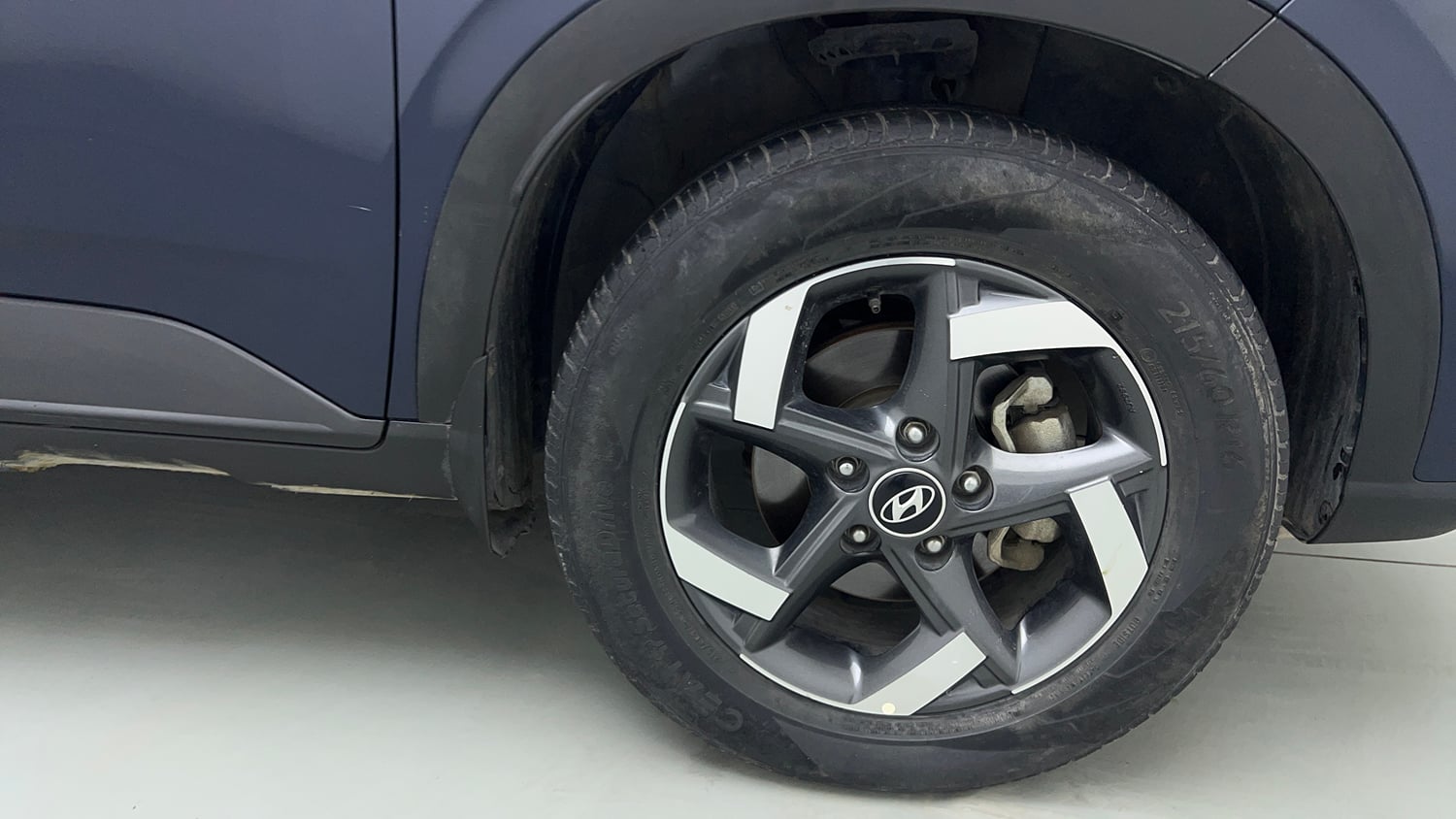 Used 2020 Hyundai Venue SX 1.4 CRDi Diesel Manual tyres RIGHT FRONT TYRE RIM VIEW