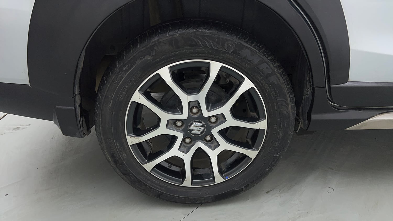 Used 2023 Maruti Suzuki XL6 Zeta AT Petrol Petrol Automatic tyres RIGHT REAR TYRE RIM VIEW