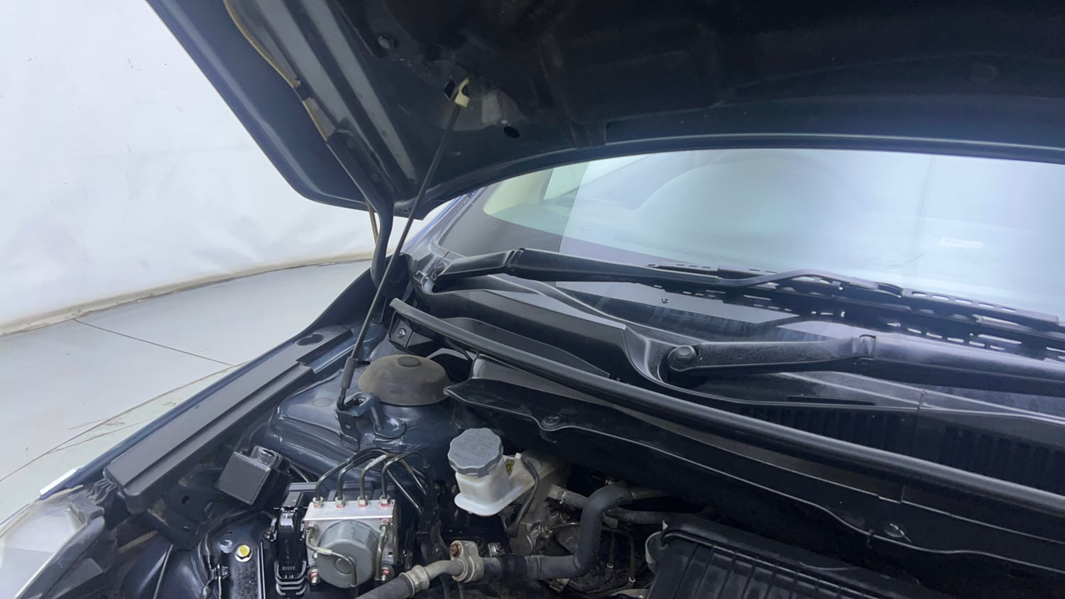 Used 2018 Maruti Suzuki Ciaz Alpha 1.4 MT Petrol Manual engine ENGINE RIGHT SIDE HINGE & APRON VIEW