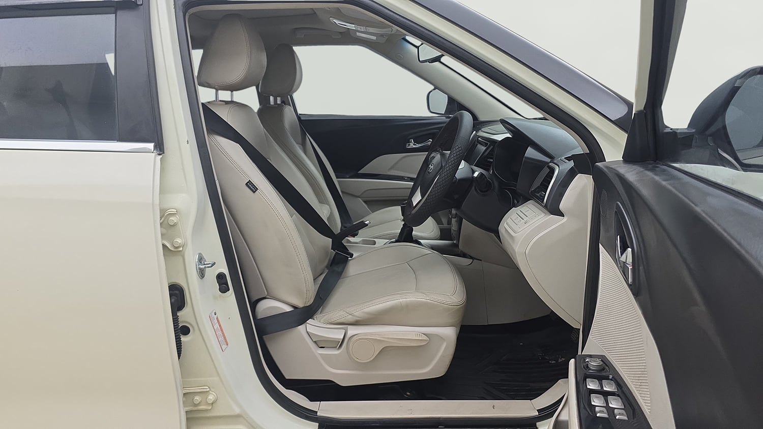 Used 2020 Mahindra XUV 300 W8 (O) 1.5 Diesel Diesel Manual interior RIGHT SIDE FRONT DOOR CABIN VIEW