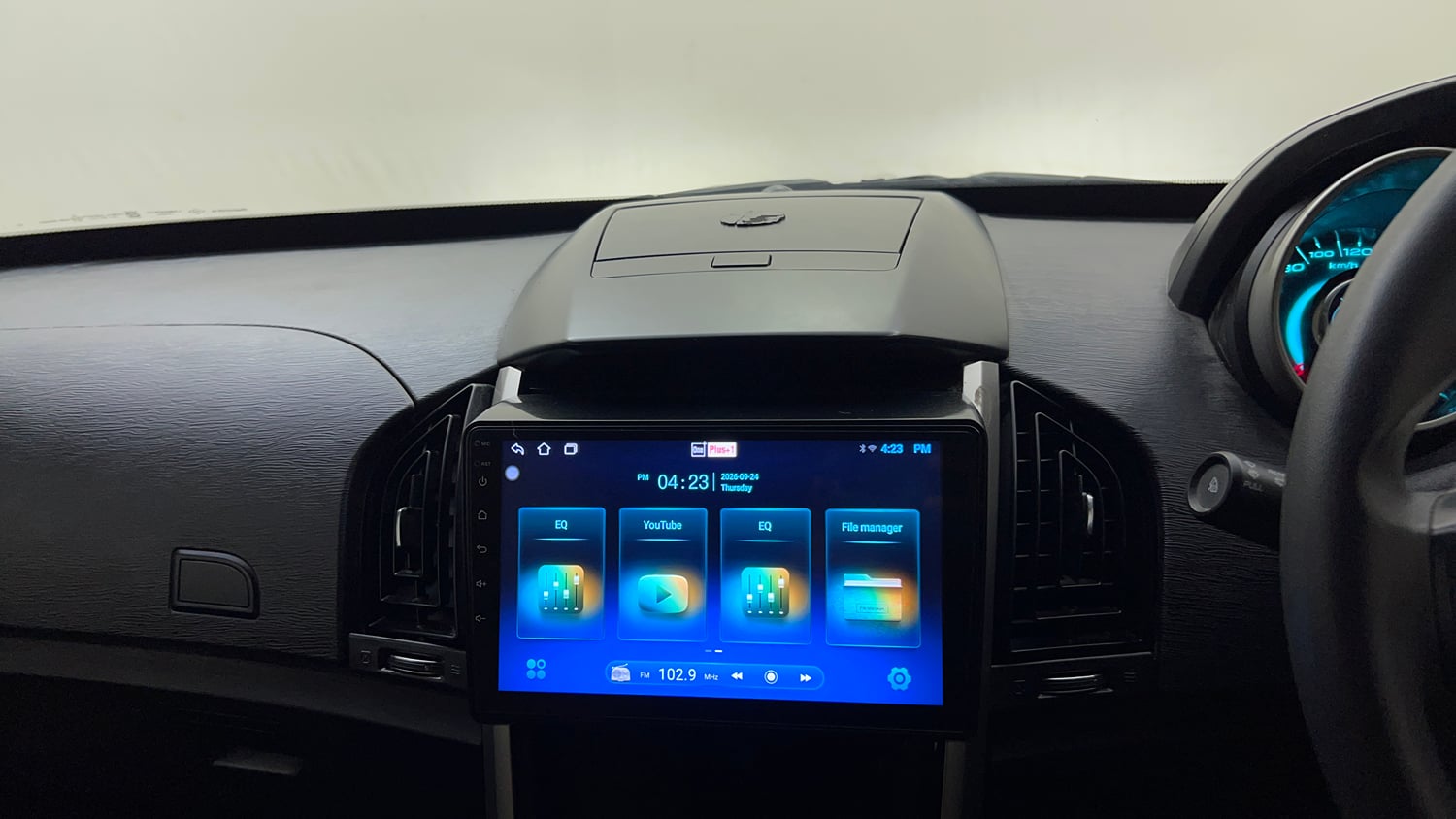 Used 2019 Mahindra XUV500 W7 Diesel Manual top_features Touch screen infotainment system