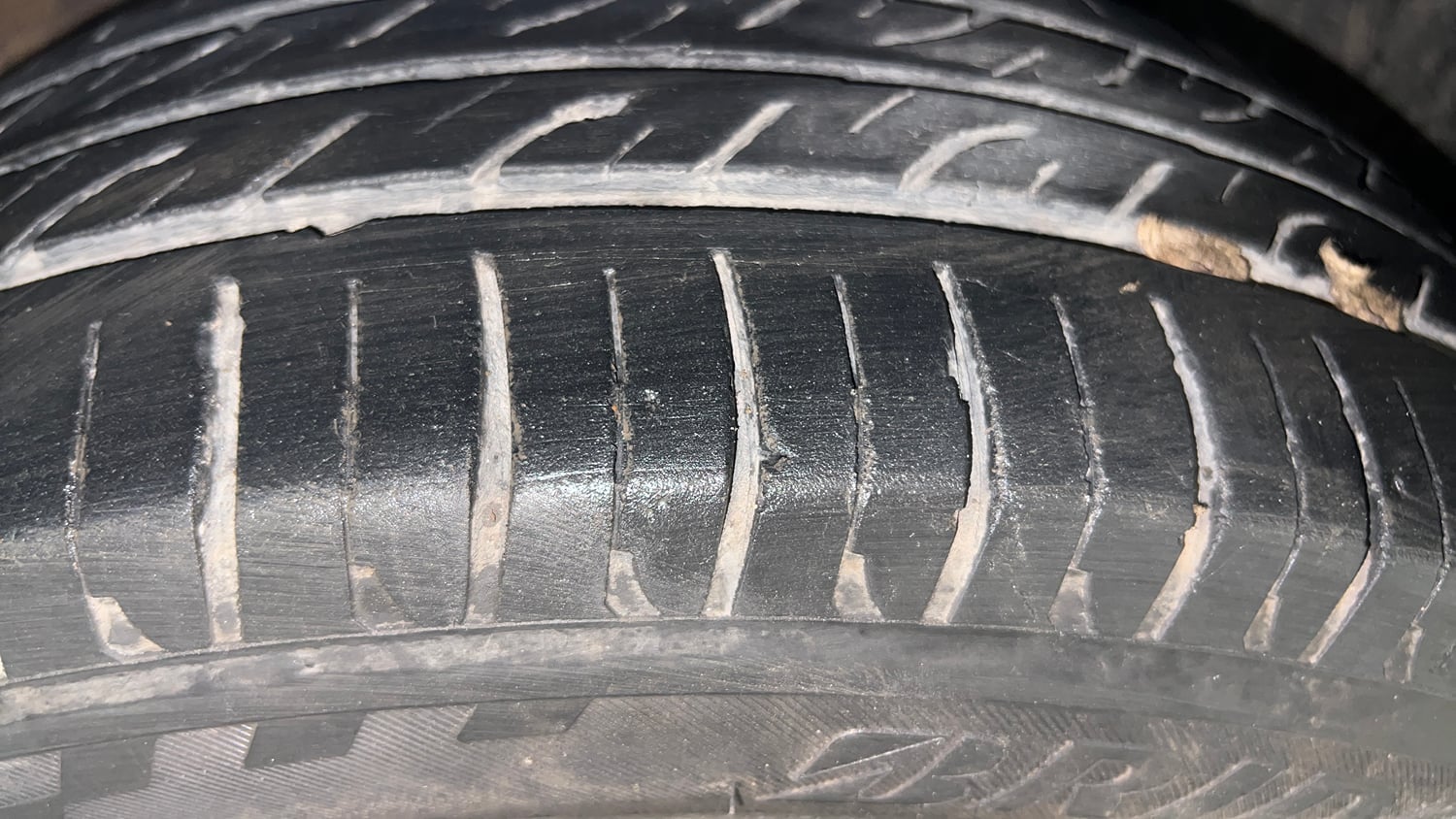 Used 2013 Volkswagen Polo Comfortline 1.2L (P) Petrol Manual tyres RIGHT FRONT TYRE TREAD VIEW