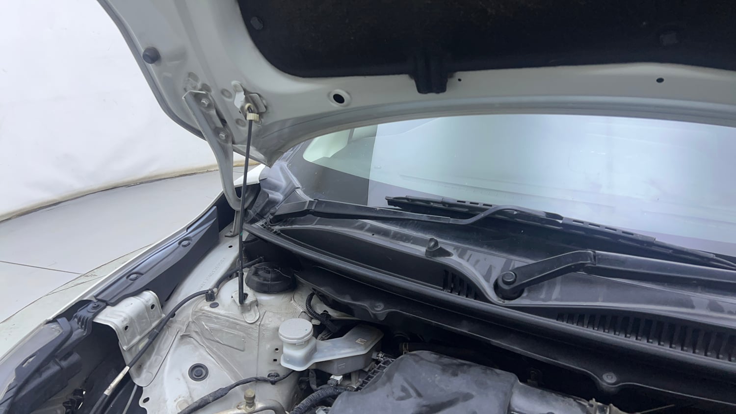 Used 2022 Maruti Suzuki Baleno Delta Petrol Manual engine ENGINE RIGHT SIDE HINGE & APRON VIEW