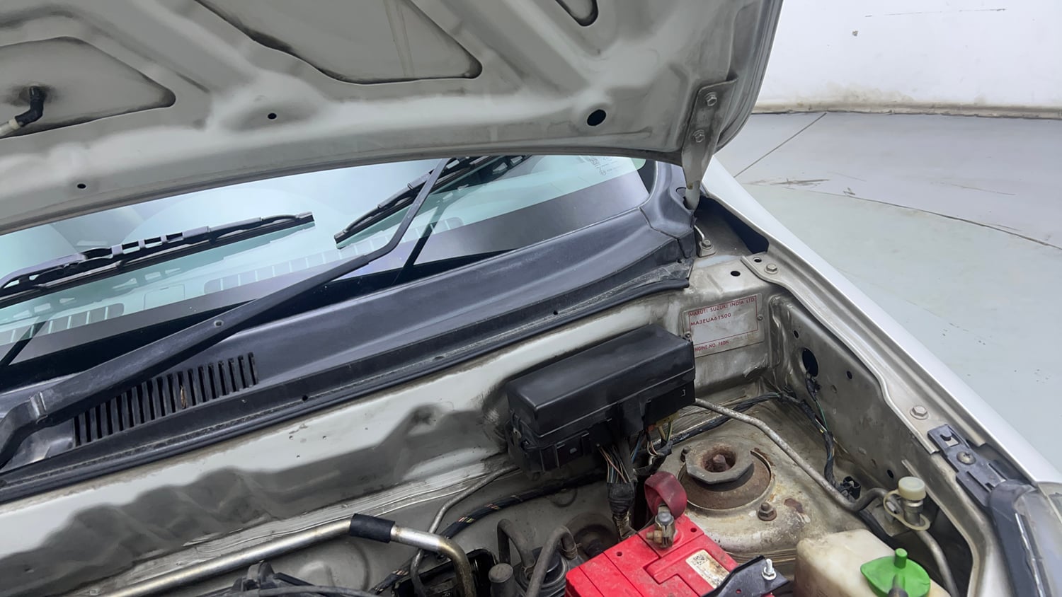 Used 2014 Maruti Suzuki Alto 800 Lxi Petrol Manual engine ENGINE LEFT SIDE HINGE & APRON VIEW