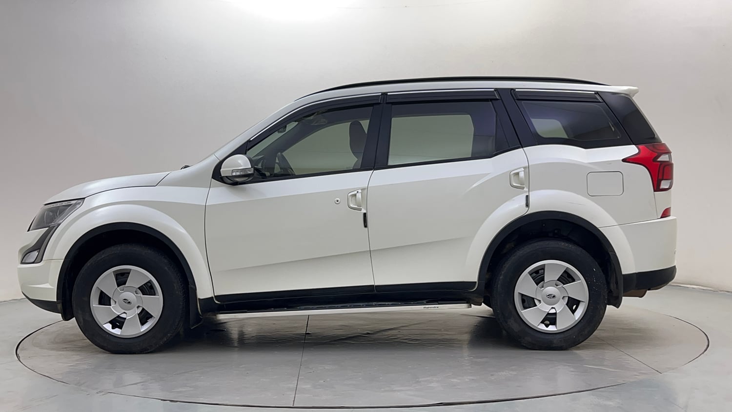 Used 2019 Mahindra XUV500 W7 Diesel Manual exterior LEFT SIDE VIEW