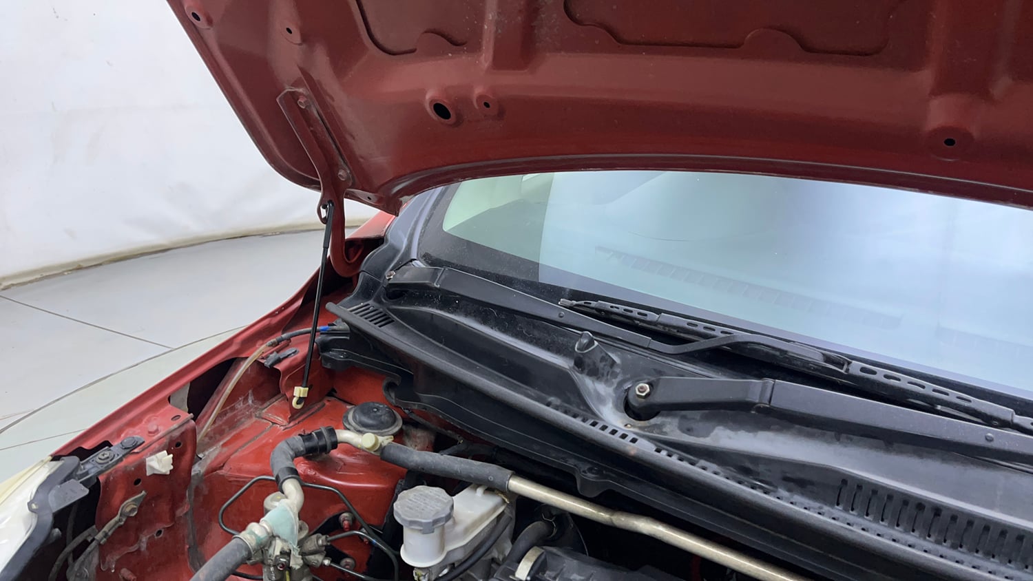Used 2014 Maruti Suzuki Celerio VXi Petrol Manual engine ENGINE RIGHT SIDE HINGE & APRON VIEW
